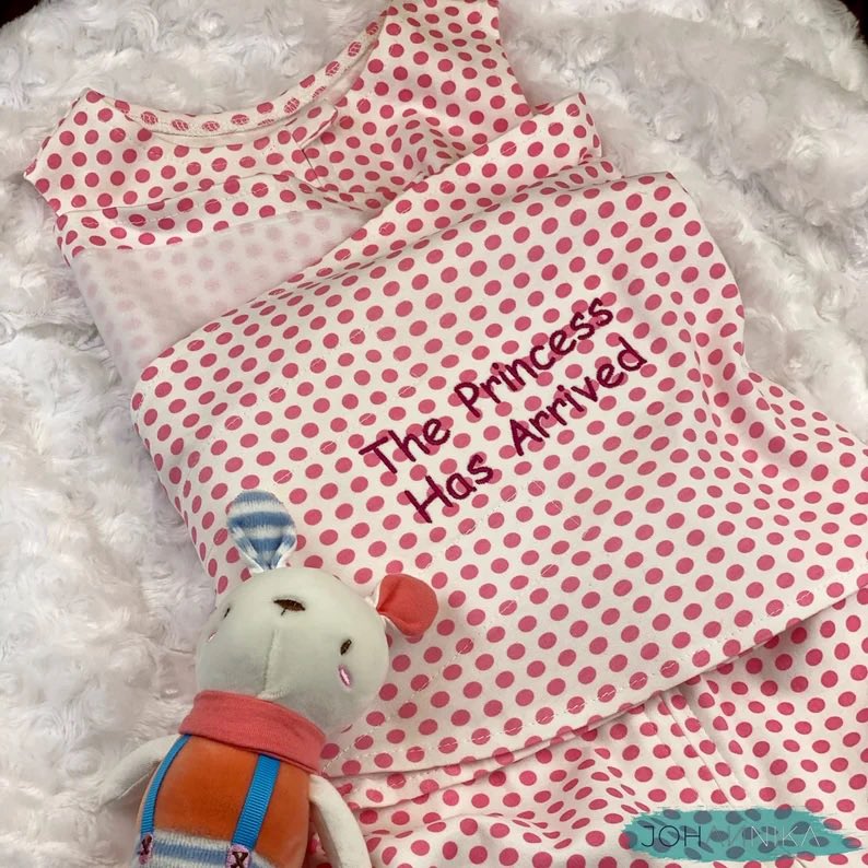 We can embroider any name or message. ❤️ Free shipping at etsy.com/listing/851213… #johannikashop #baby #babygiftideas #personalized #baby #handmade #etsyshop #swaddlesack #sleep #cotton #swaddleblanket #swaddlesack #babyshower #Rts #RT #RETWEEET #ad