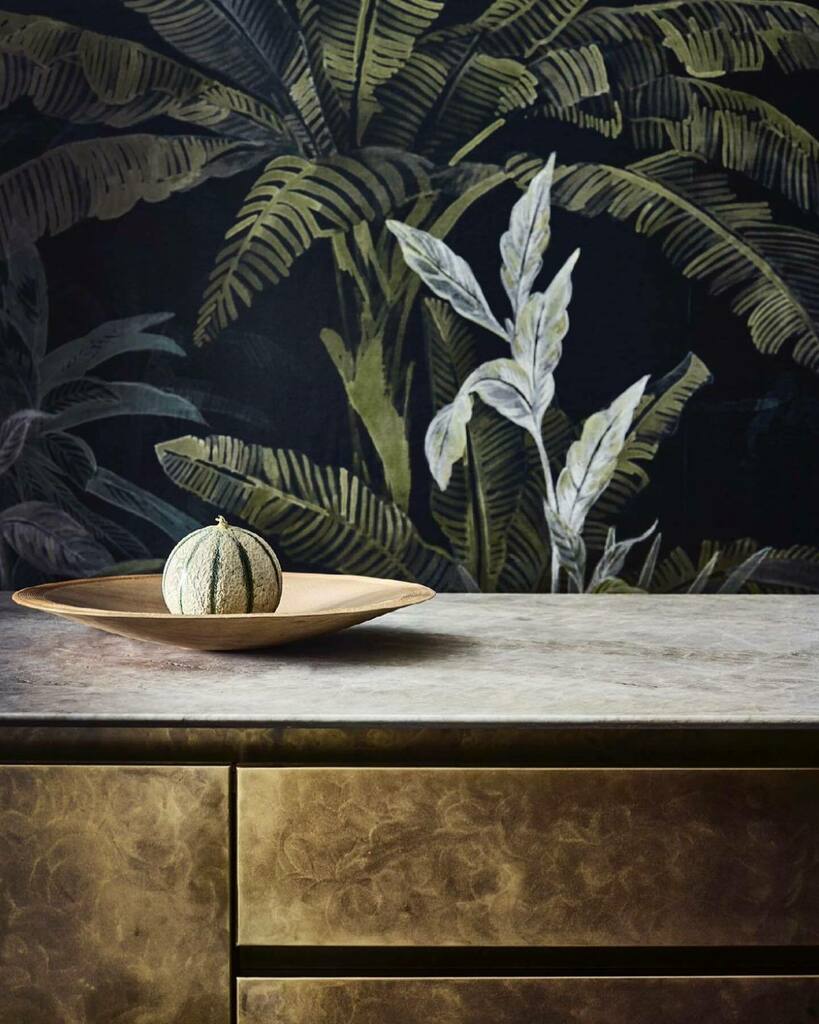 roundhouse_dsgn's tweet photo. This beautiful, antique brass island certainly knows how to make a statement.
Photography: @marywadsworth1 / styling: @hannahfranklininteriorstylist / wallpaper: @casamance_official #roundhousedesign #interiordesign #contemporarykitchen #roundhou… https://t.co/GQ7jXYpT3B https://t.co/I5HUy73Gcd