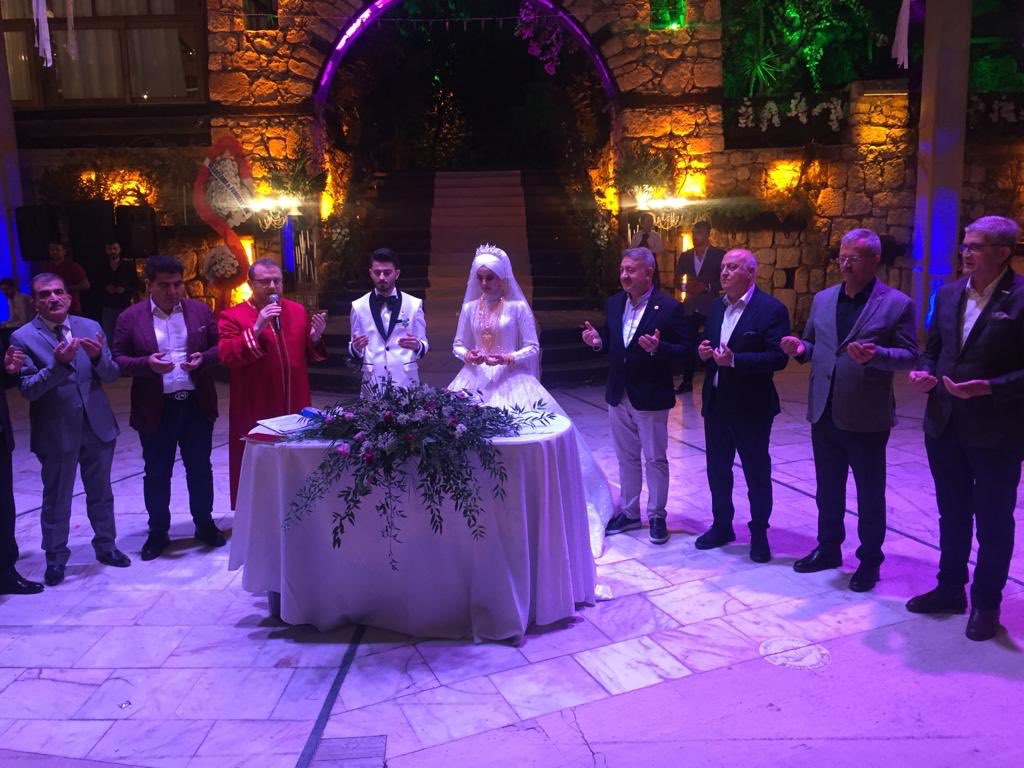 haciozkan33's tweet photo. #Yıldızgörer ve #Atasoy Ailelerinin kıymetli evlatları Abit ile Meryem kardeşlerimizin nikâh akdine şahitlik ederek, mutluluklarına ortak olduk.
Genç çiftimizi tebrik ediyor, izdivaçlarının ailelerine hayırlar getirmesini Rabb’imden niyaz ediyor, iki cihan saadeti diliyorum. https://t.co/Nco7HbZCTj