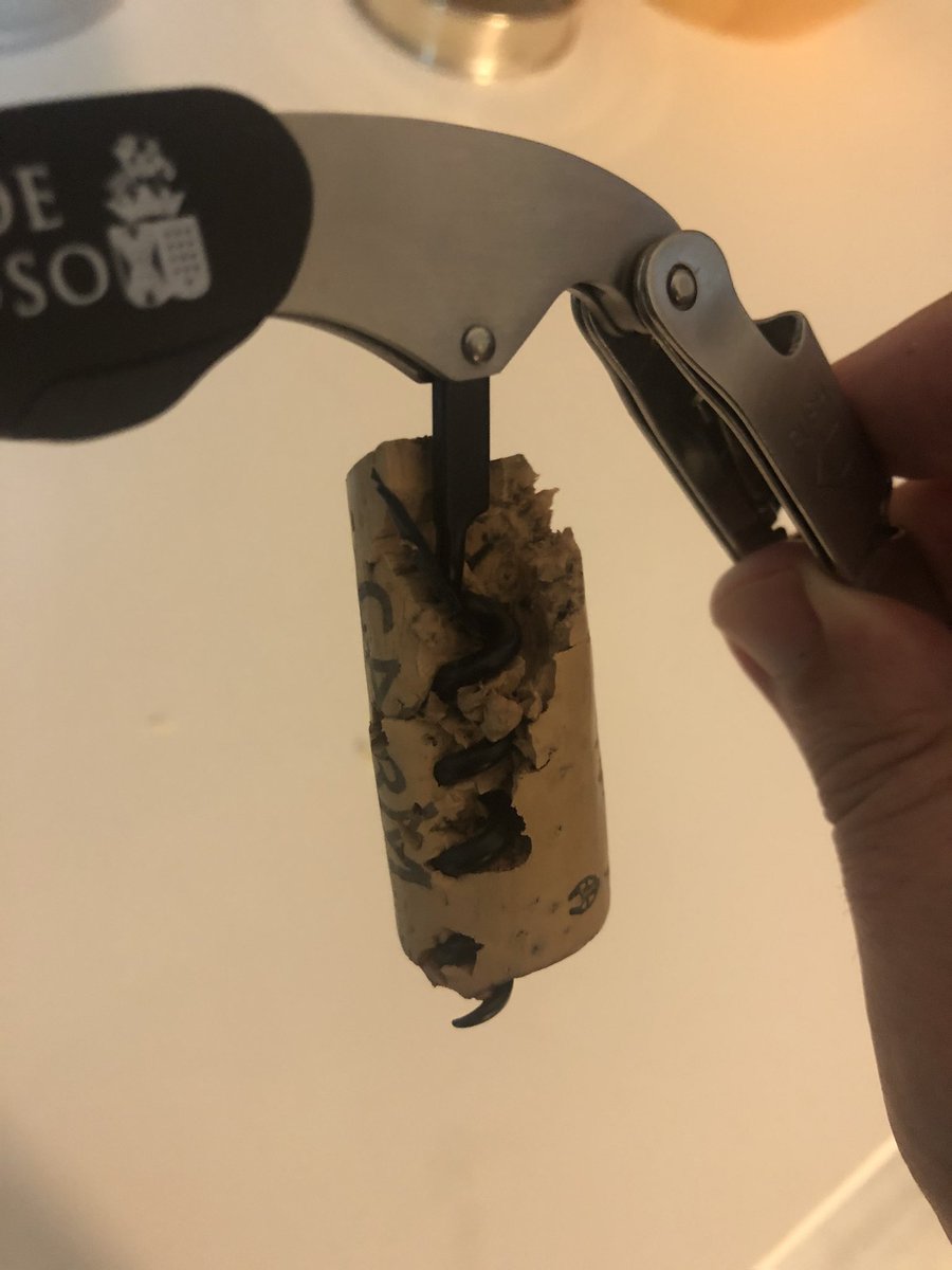 pedroboucherie's tweet photo. Inadmissível uma rolha destas num vinho com este preço. Partiu logo, esfarelou, uma chatice que quase estragava o vinho. #carm #rolha #vinhostwitter https://t.co/mjiAFMZN95