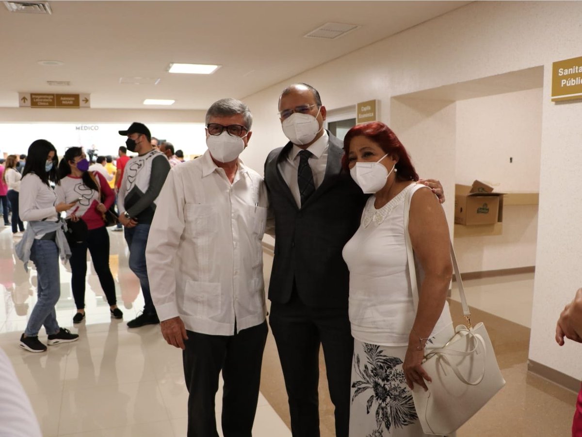 EEncinas_Dr's tweet photo. ¡¡Ellos son nuestro orgullo!! Solo una muestra de los excelentes médicos que tenemos en todo el sector tanto público como privado. ¡Feliz Día! https://t.co/MHPN1jL3Mk