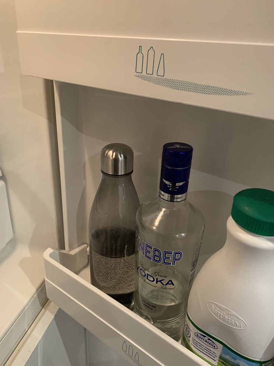 AsierCarrion14's tweet photo. Tengo en la nevera el vodka al lado del agua y casi me confundo y me pongo un vaso de agua https://t.co/WVxfoycewa