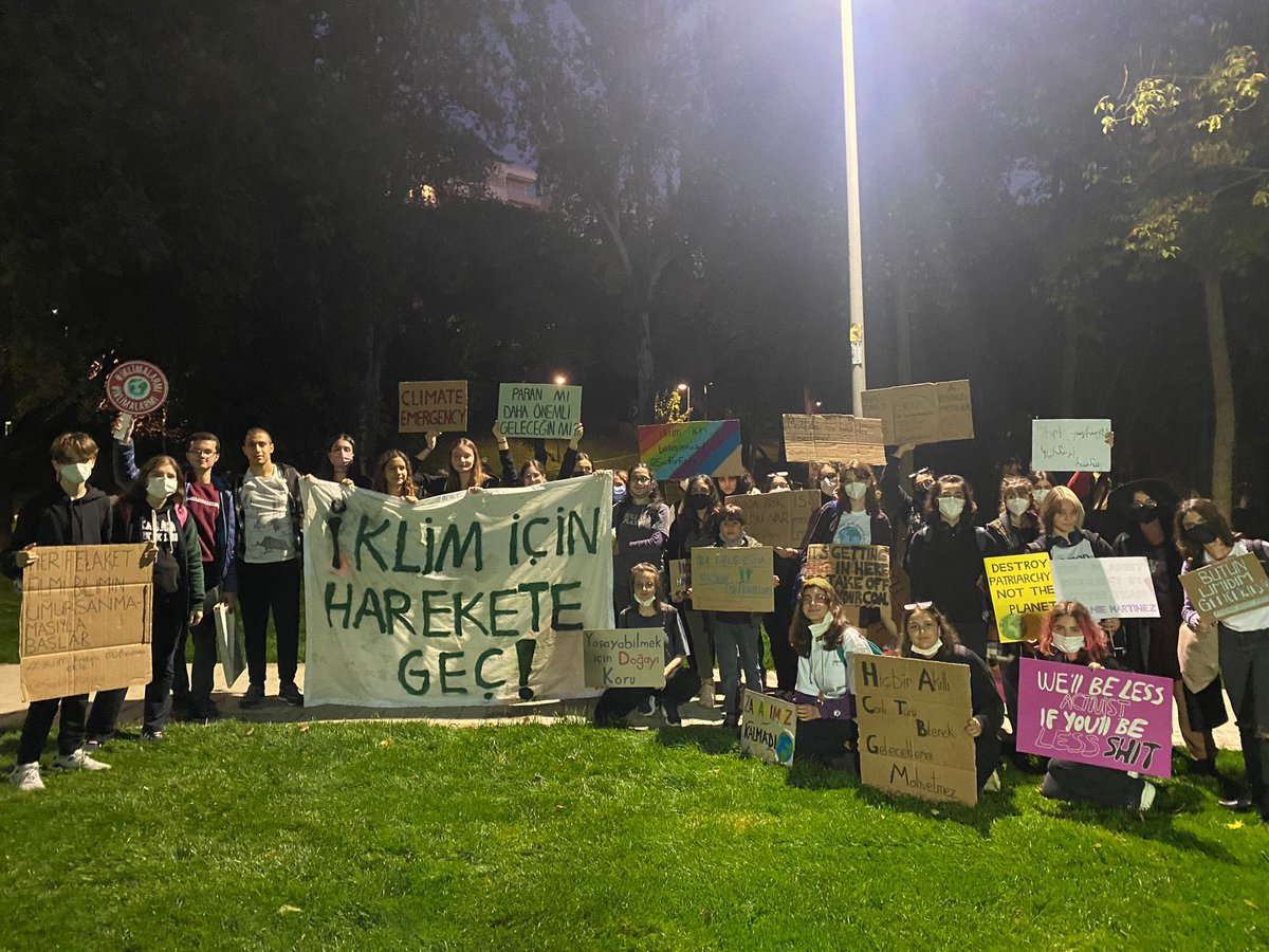 FridaysIstanbul's tweet photo. COP26 öncesinde Maçka Parkı’nda karar alıcıların  kendi çıkarlarının değil bilimin ışığında ilerlemeleri gerektiğini duyurduk. #iklimgrevi #FridaysForFuture #sistemiköktendeğiştir #iklimadaleti https://t.co/ywZ8S4COQS
