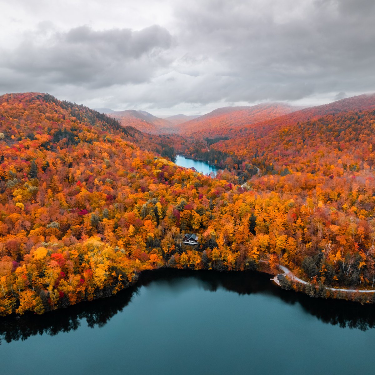 VermontTourism's tweet photo. Just another fall day in Vermont. 📸: danny.fearing on Instagram #ThisIsVT https://t.co/vOsKLzINKm