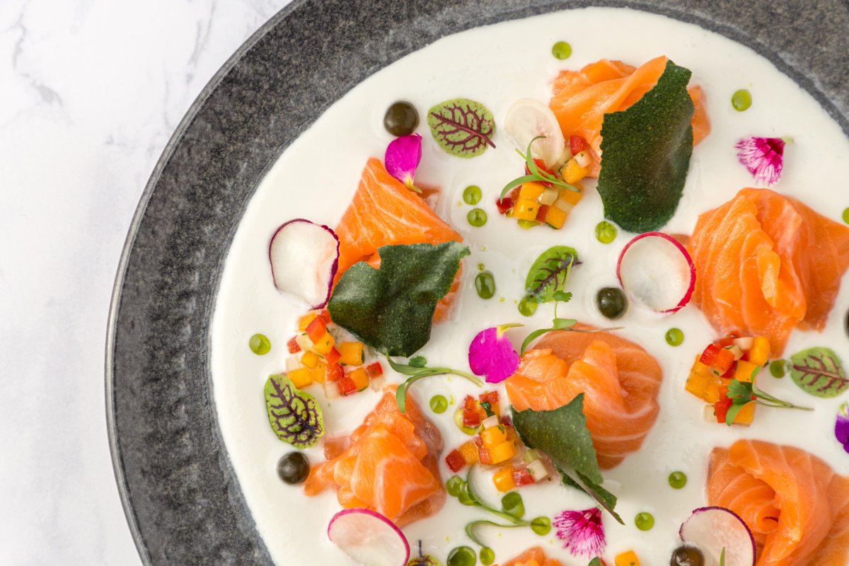Tiradito de salmón con leche de tigre, una de las propuestas gastronómicas que muy pronto podrás conocer, la cual resalta el aporte y participación de cada integrante de cocina.
#StayTuned #JWMarriottLima