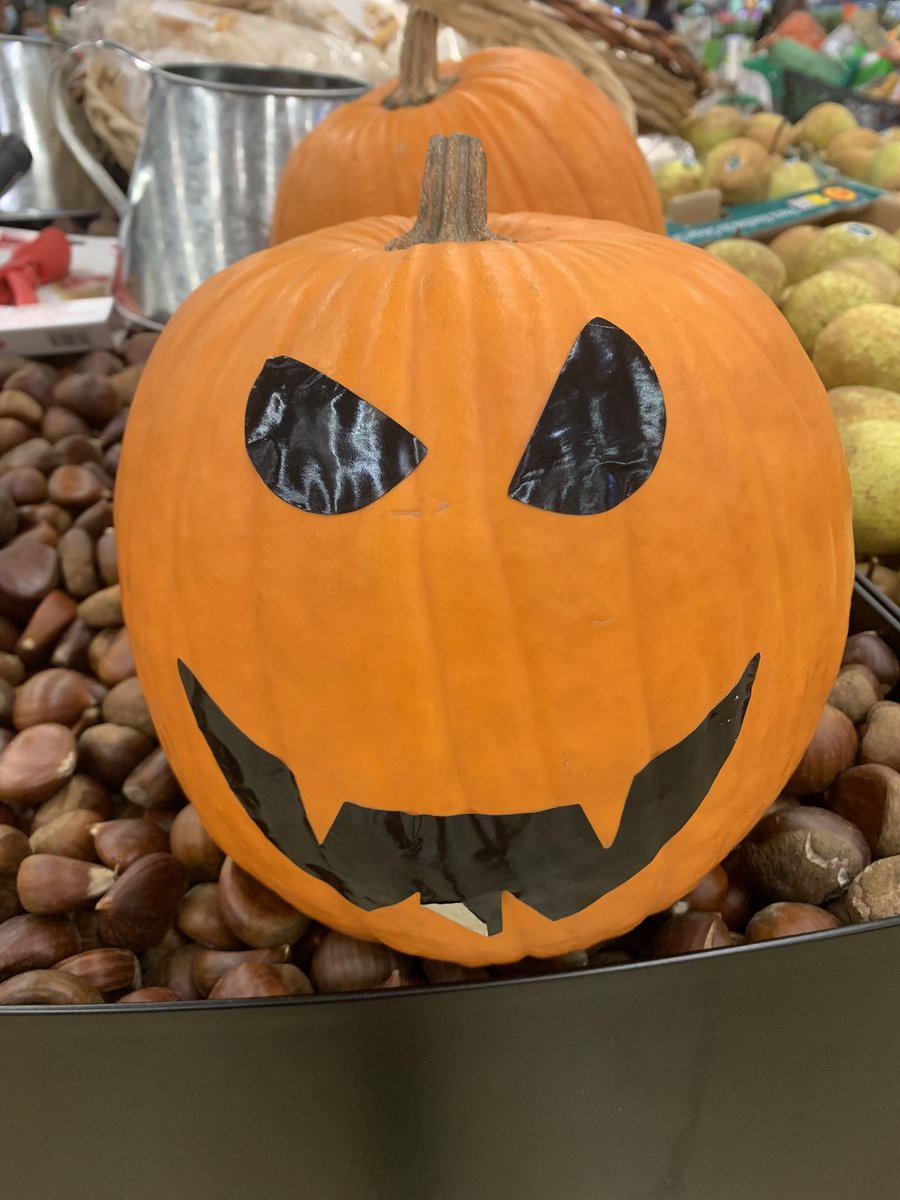 MikePiercing's tweet photo. O que vão fazer nesse haloween? https://t.co/lq4Zuntzue
