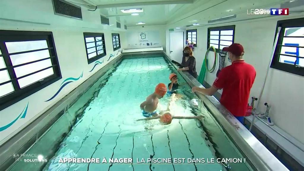 TF1Info's tweet photo. 🇫🇷 La France des solutions : un camion-piscine pour apprendre aux enfants à nager https://t.co/kWFIHUCjWX https://t.co/GVUIdTFpdk