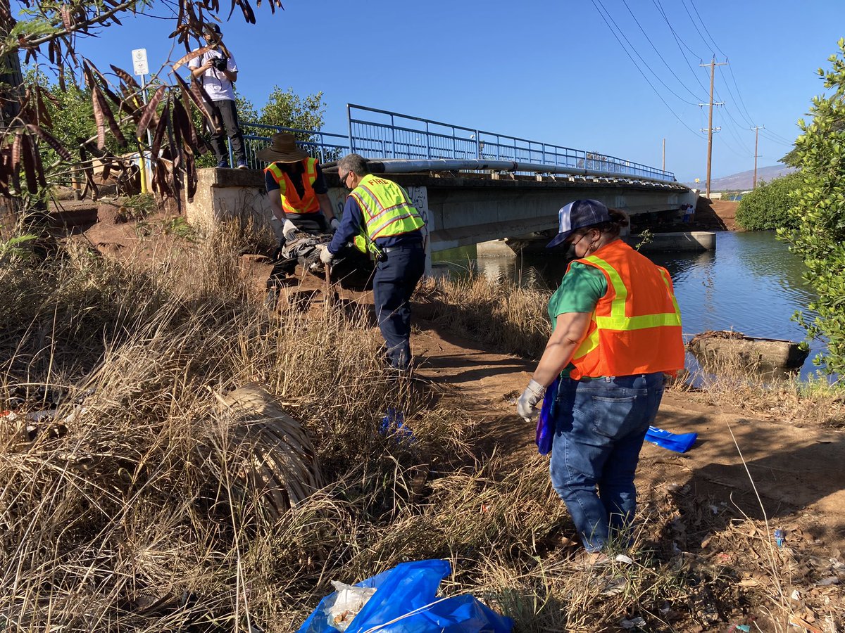 MayorRickHNL's tweet image. Many thanks to the volunteers, including members of my Cabinet, @BrandonElefante, and City workers, who helped clean-up the Pearl Harbor Bike Path today. It’s an example of the positive effort we can make when we join together for our community. #makeadifferencemonth #teamwork