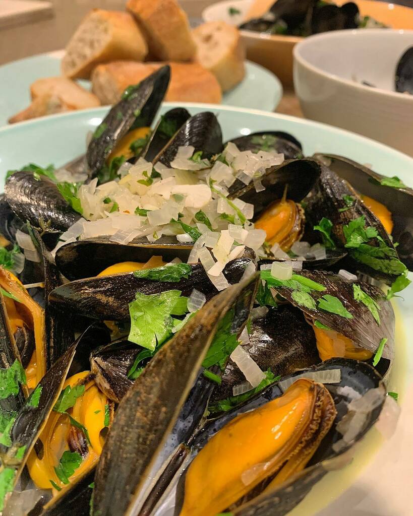 deepika_misra's tweet photo. Mussel power. 💪🏽 
.
.
#moules #moulesmariniere #nottinghill #ladbrokegrove #saturdayvibes #feelingfrench #instafood #feedfeed https://t.co/9A7DdYcwSu https://t.co/vSTg0JI1c7