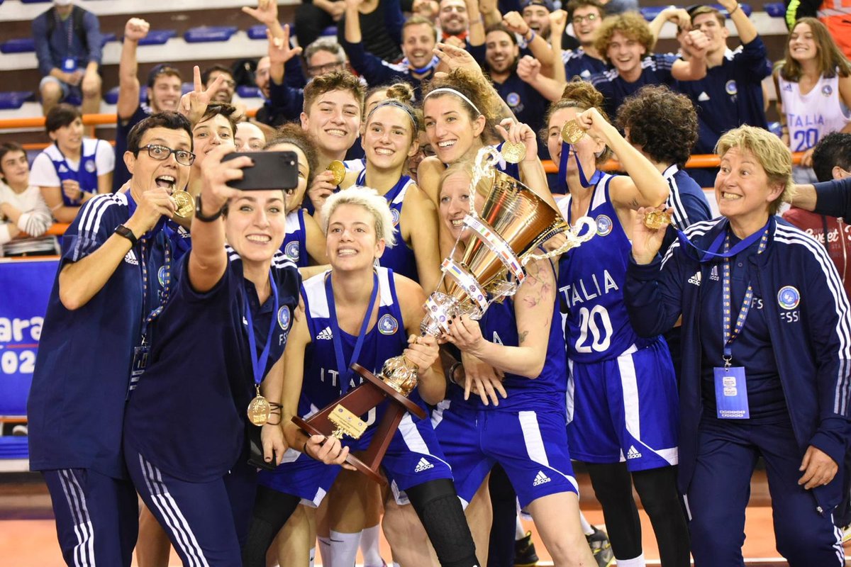 CIPnotizie's tweet photo. La nazionale femminile di basket sordi sale sul tetto d'Europa! Le azzurre conquistano il Campionato Europeo dopo una finale combattutissima contro la Russia, vinta per 63-61. Un trionfo straordinario atteso da 10 anni.

Leggi la notizia👇https://t.co/wwi2QUSf7t https://t.co/AuOsD4aJBD