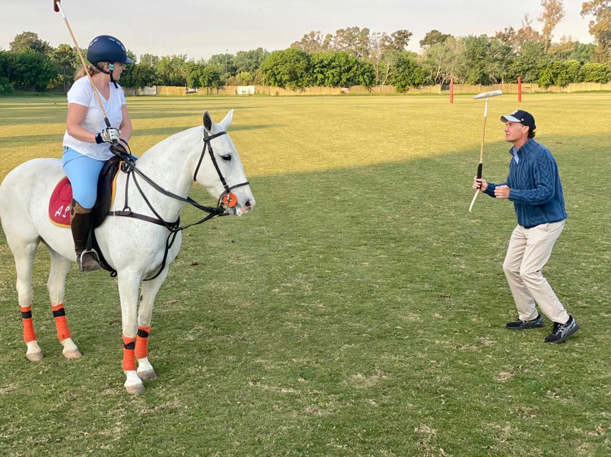 AmbKirstyHayes's tweet photo. Mi primera clase de #polo con un profesor top y por supuesto en el #hurlingham club https://t.co/9wjhUgIwWo