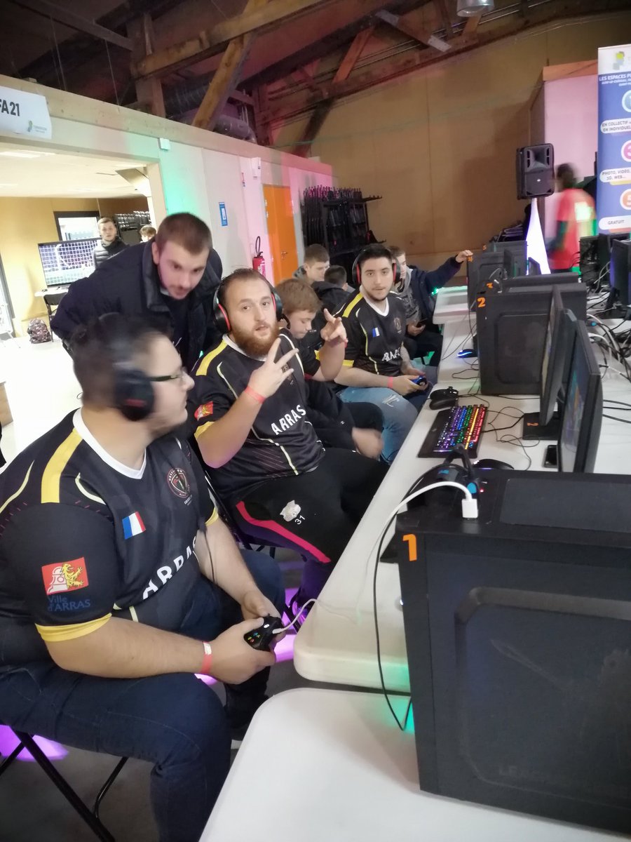 C'est incroyable les LAN's !
On fait tellement de belles rencontres 😍

Je termine TOP 5-8 sur FIFA sur 48 joueurs !

Mon équipe RL académique (que j'ai coach) terminé TOP 4 sur 12 💪

Et pour la 1ÈRE LAN du petit frère sur fifa, il termine TOP 9-12