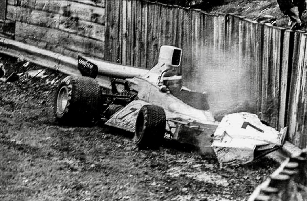 Pub quiz ammo! The last driver to lead a Formula 1 race whilst wearing an open-face helmet was Carlos Reutemann, at the 1974 Brands Hatch Race of Champions. His lead was short, however, as he crashed out on lap 7…

🇦🇷 #F1 #Lole #OpenFaceLid