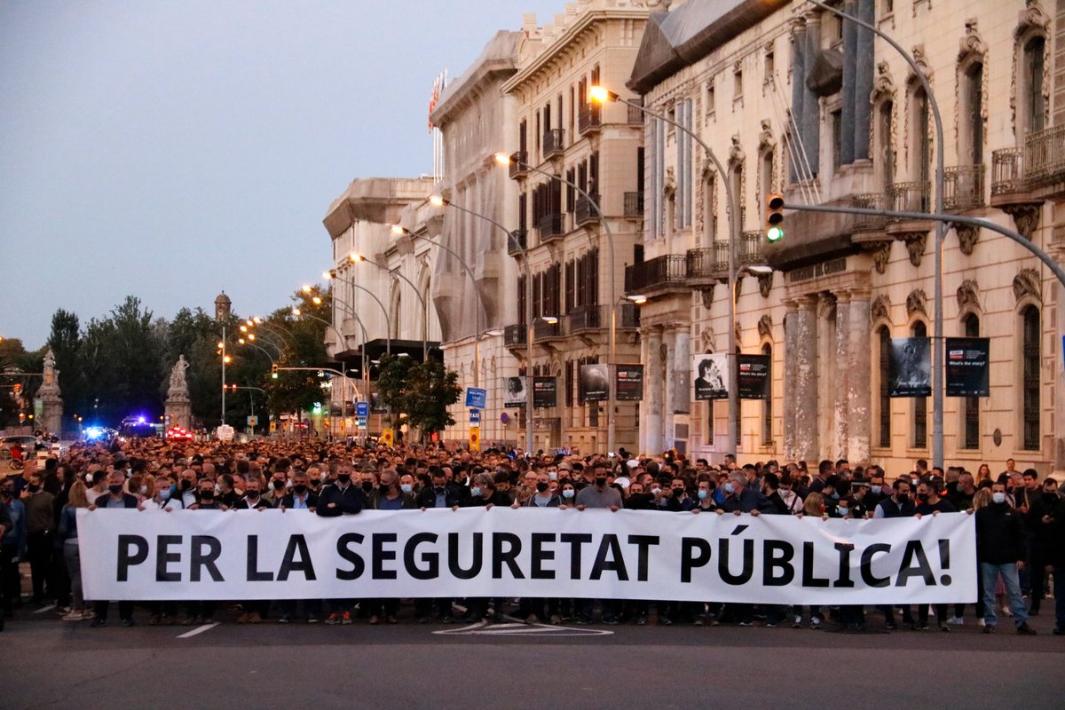3CatInfo's tweet photo. Mossos i policies locals reclamen respecte per la seva feina en una marxa a Barcelona 
https://t.co/KXQjMMmvRb https://t.co/hW750VXIso