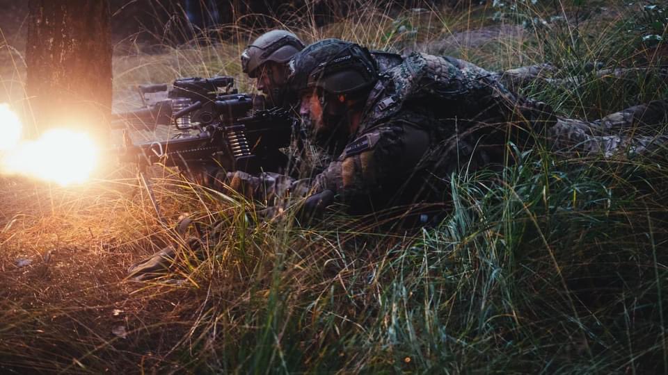 Militairen van @13LichteBrigade bereiden zich voor op hun bijdrage aan de NAVO Flitsmacht, de Very High Readiness Joint Task Force (VJTF). In de omgeving van Leopoldsburg (#België) werd door de infanteristen en geniemilitairen geïntegreerd optreden getraind.