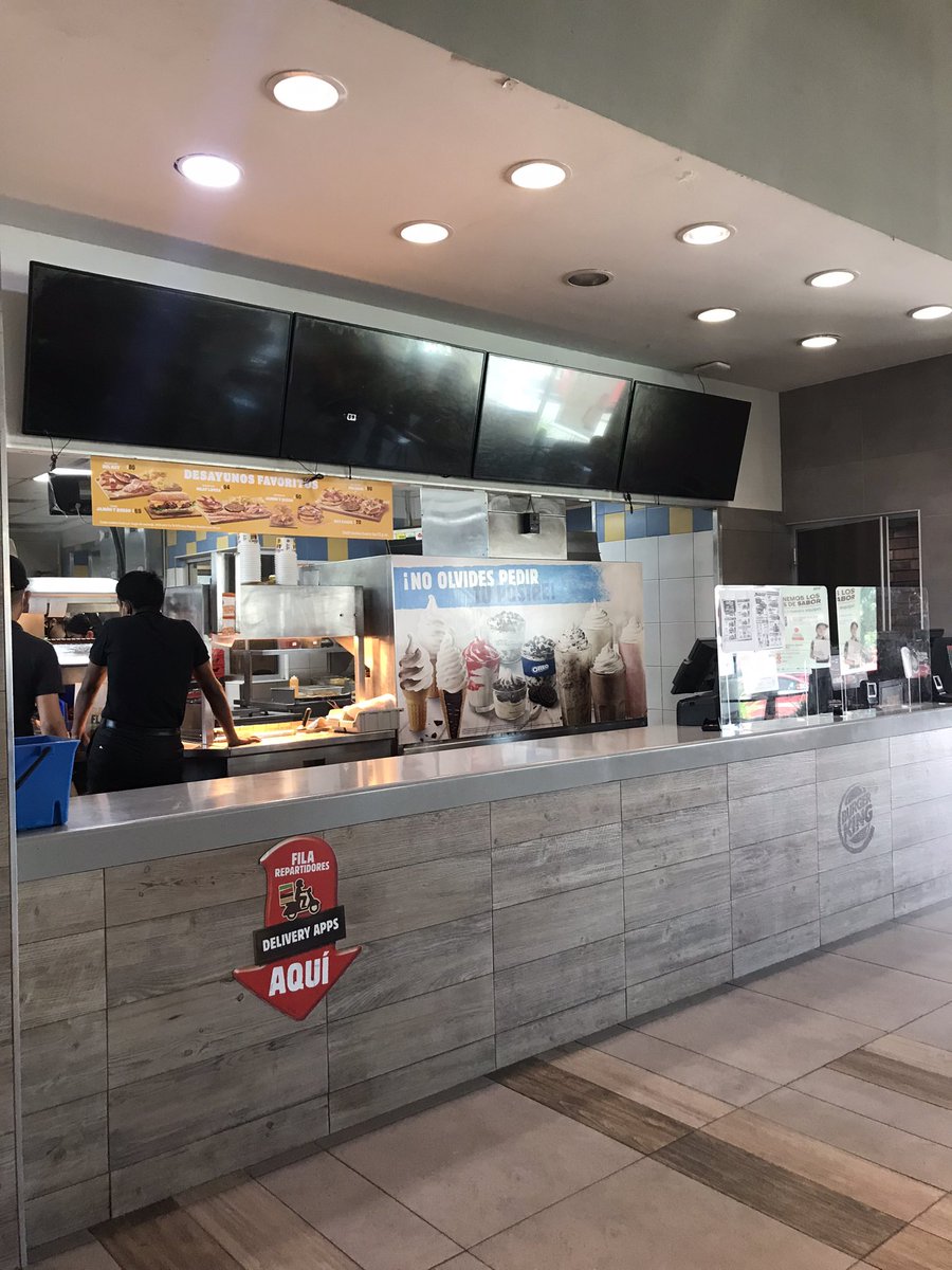 alogonz's tweet photo. de esas veces que das otra oportunidad y acabas más decepcionado que la vez anterior! 🤦🏻‍♂️ @BurgerKingMX #Saltillo pantallas fuera de servicio, menú impreso en B/N tamaño carta (inviértanle tantito), y para pagos solo efectivo exacto #posoye mejor no abran #fail #servicioalcliente https://t.co/2gQo0kUgbq