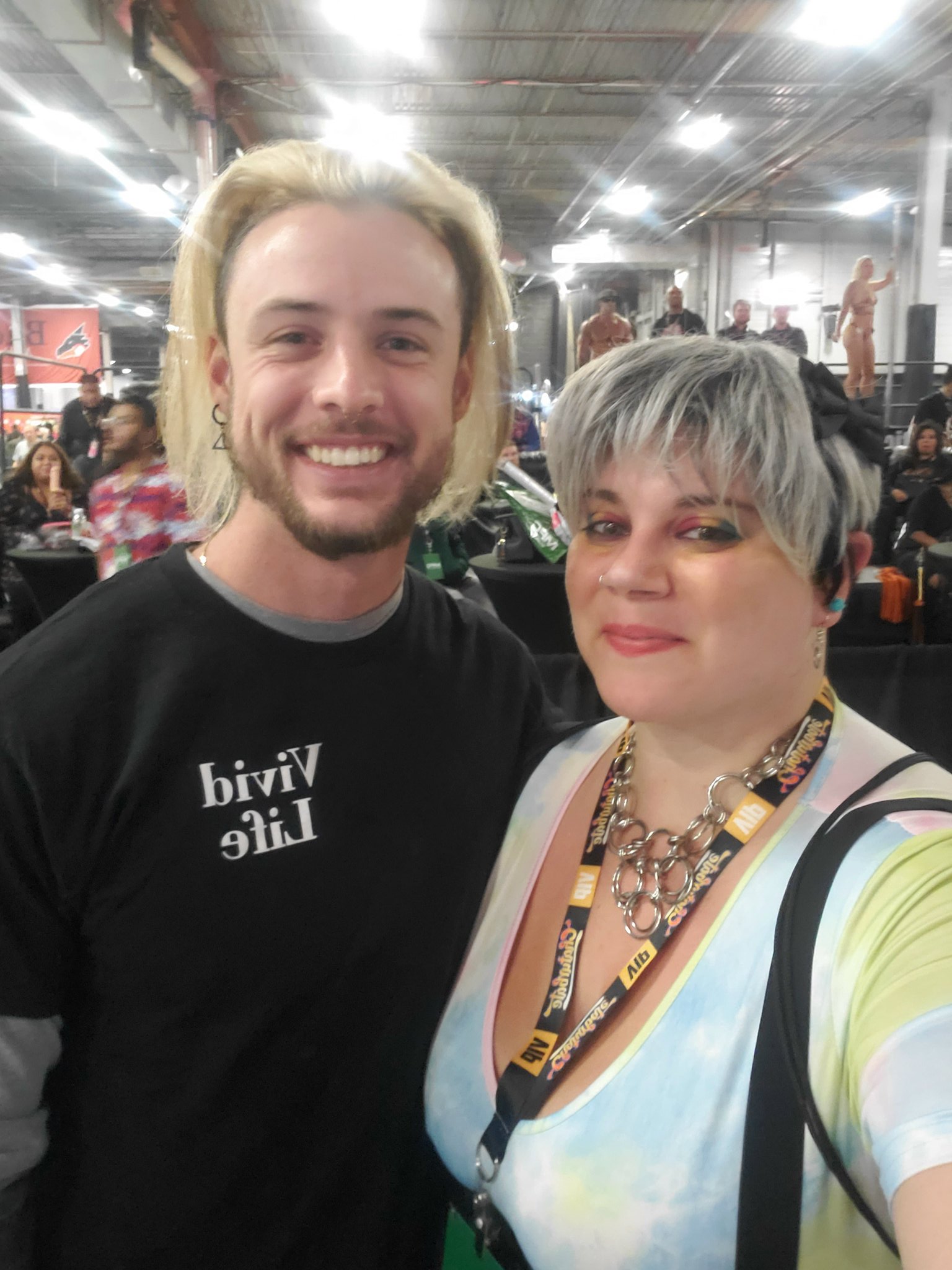 I'm over the moon right now!! Thank you for the hugs and mini convo! You're a beautiful human being @brendonqueue 💜 #EXXXOTICA https://t.co/nM8mjA06mR