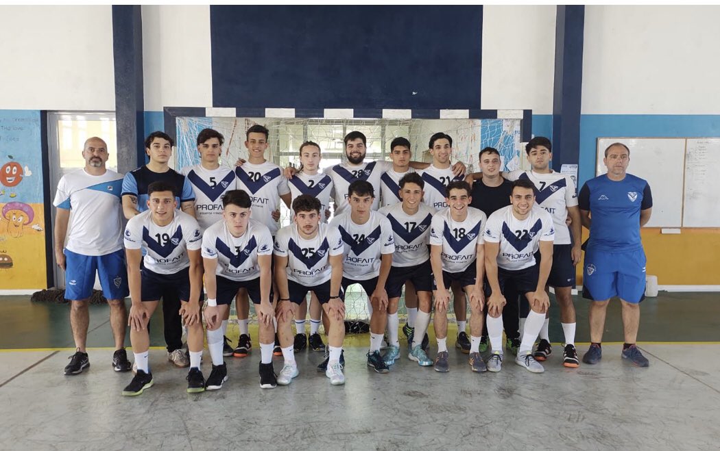 femebal's tweet photo. ¡CAMPEONES NACIONALES! 🏆
Quilmes en damas y Vélez en caballeros gritaron campeón 🏆. Las damas vencieron 31 a 20 a #AltaBarda, mientras que los varones hicieron los propios contra #Aseba 38 a 21.
¡Felicitaciones jugadores y CT!
📸 @CAHandballARG https://t.co/iEDQuvTawN