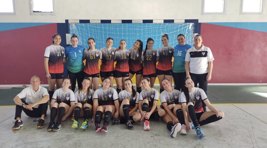 femebal's tweet photo. ¡CAMPEONES NACIONALES! 🏆
Quilmes en damas y Vélez en caballeros gritaron campeón 🏆. Las damas vencieron 31 a 20 a #AltaBarda, mientras que los varones hicieron los propios contra #Aseba 38 a 21.
¡Felicitaciones jugadores y CT!
📸 @CAHandballARG https://t.co/iEDQuvTawN