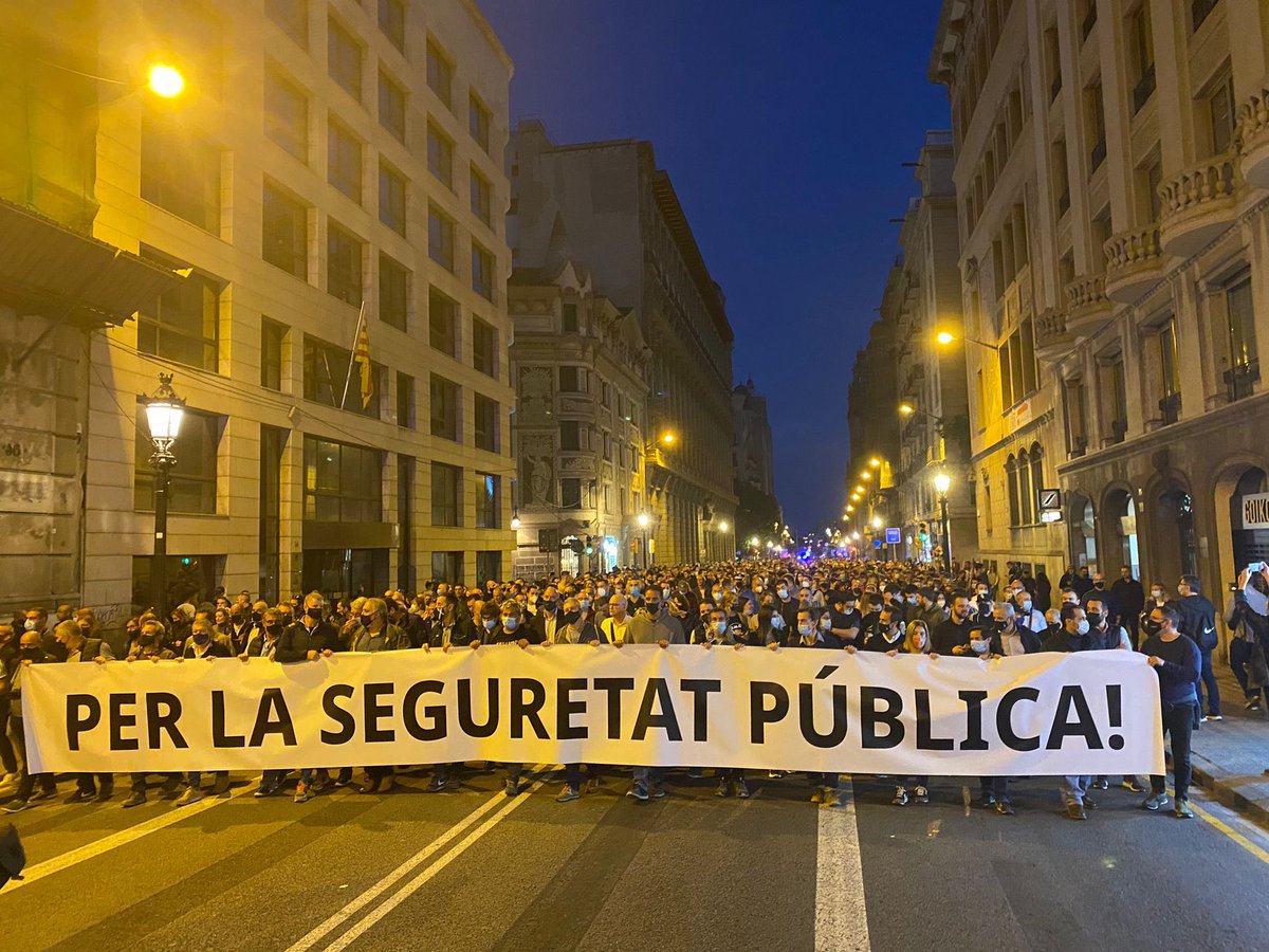 CastejonToni's tweet photo. Gracias, gracias y GRACIAS. A tanto apoyo de ciudadanos, tantos gremios distintos, vigilantes de seguridad privada, el grupo que ha venido desde Madrid…y a cada compañero/a que ha venido. Orgullo. Y mucho. 👮‍♀️👮‍♀️👮‍♀️👮‍♀️👮‍♀️ https://t.co/fOyquj4B5f