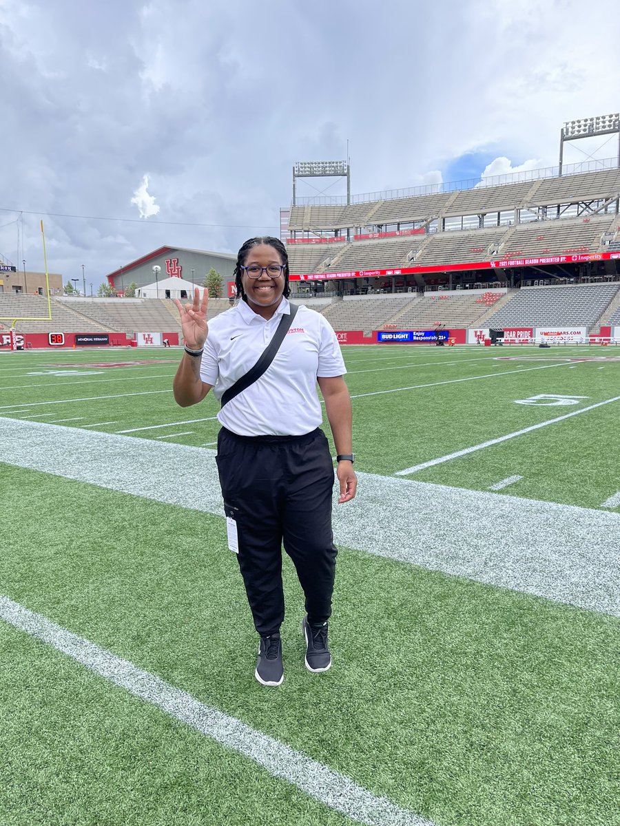 NaturallyNatura's tweet photo. Happy Homecoming! Go Coogs! 🐾 #UH #AthleticTraining #GoCoogs #ATsAreEssential #MATStudent https://t.co/RZmrVxzvqq