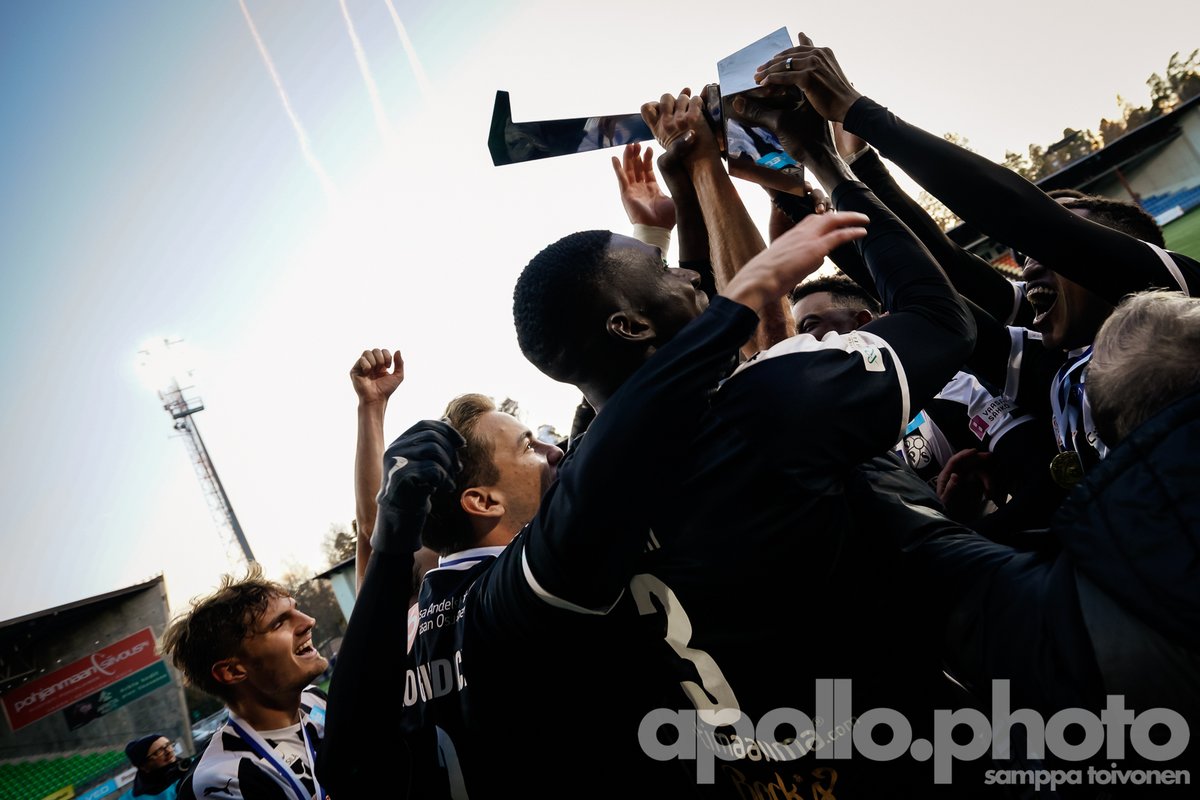 APhotoOffic's tweet image. Kaikki loppuu aikanaan, myös @MiestenYkkonen 2021.

@Veikkausliiga här kommer @VPS1924.

Kuvat: @stoivonen 

#staytuna #4shots #suomifutis #urheilukuvaus #sportsphotography #gamedayphotos #apollophoto #ykkönen #vepsu #ffjaro #soccerphotos #footballphotos