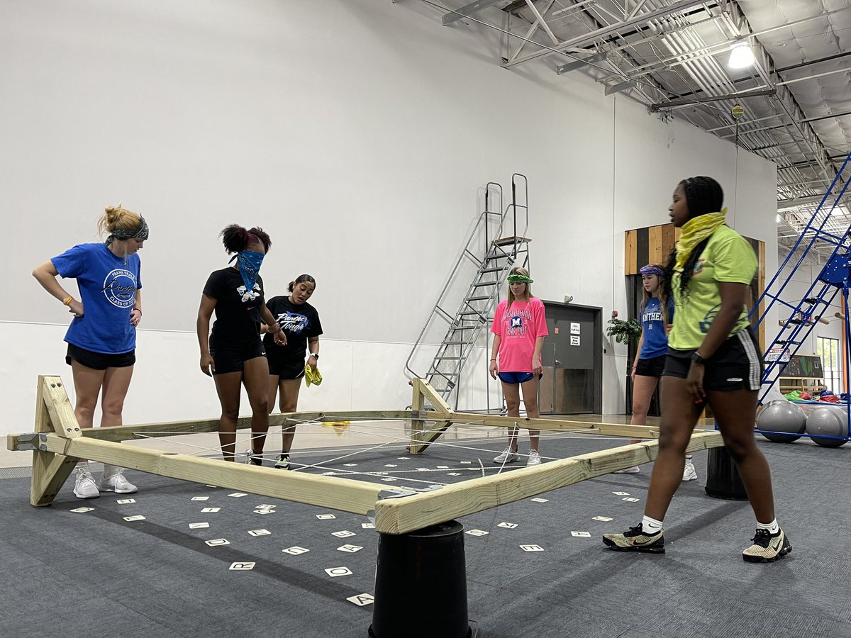 MidloGirlsBall's tweet photo. Juniors and a Freshman working together to come up with words to describe a good team. #GroupDynamix https://t.co/lA92YOtCFn