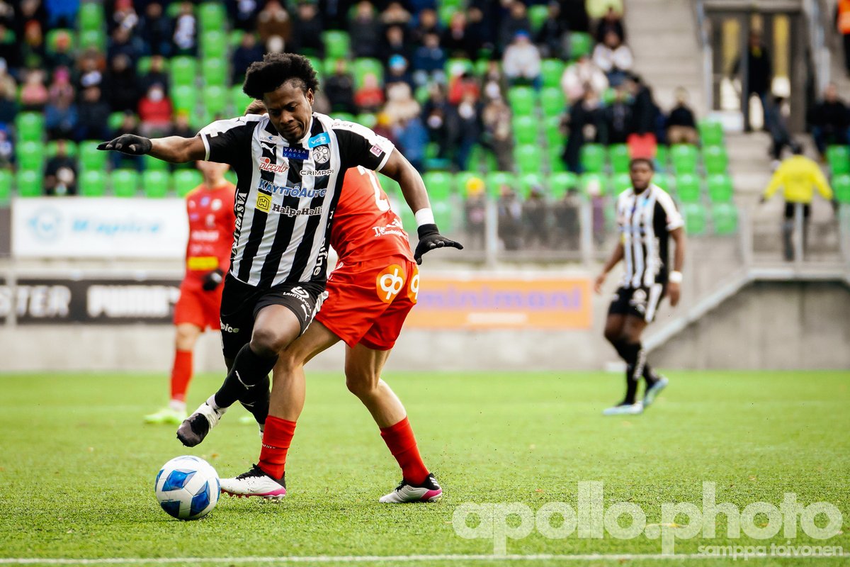 APhotoOffic's tweet image. Kaikki loppuu aikanaan, myös @MiestenYkkonen 2021.

@Veikkausliiga här kommer @VPS1924.

Kuvat: @stoivonen 

#staytuna #4shots #suomifutis #urheilukuvaus #sportsphotography #gamedayphotos #apollophoto #ykkönen #vepsu #ffjaro #soccerphotos #footballphotos