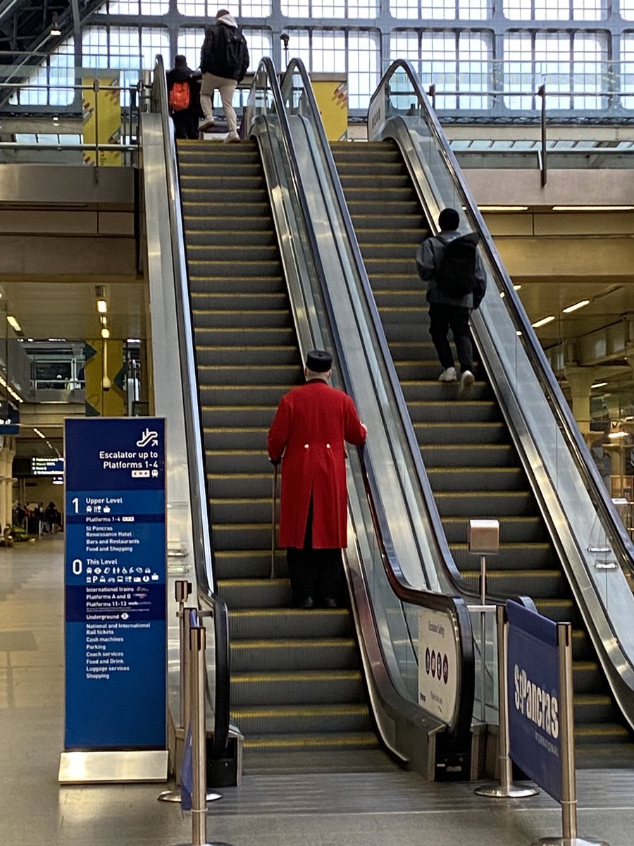 Jay_Tee71's tweet photo. Beautiful. Just beautiful. 😊⁦@StPancrasInt⁩ ⁦@BritishArmy⁩ ⁦@PoppyLegion⁩ ⁦@EastMidRailway⁩ #chelseapensioner #remembrance #LestWeForget https://t.co/KDynKpZ5dm