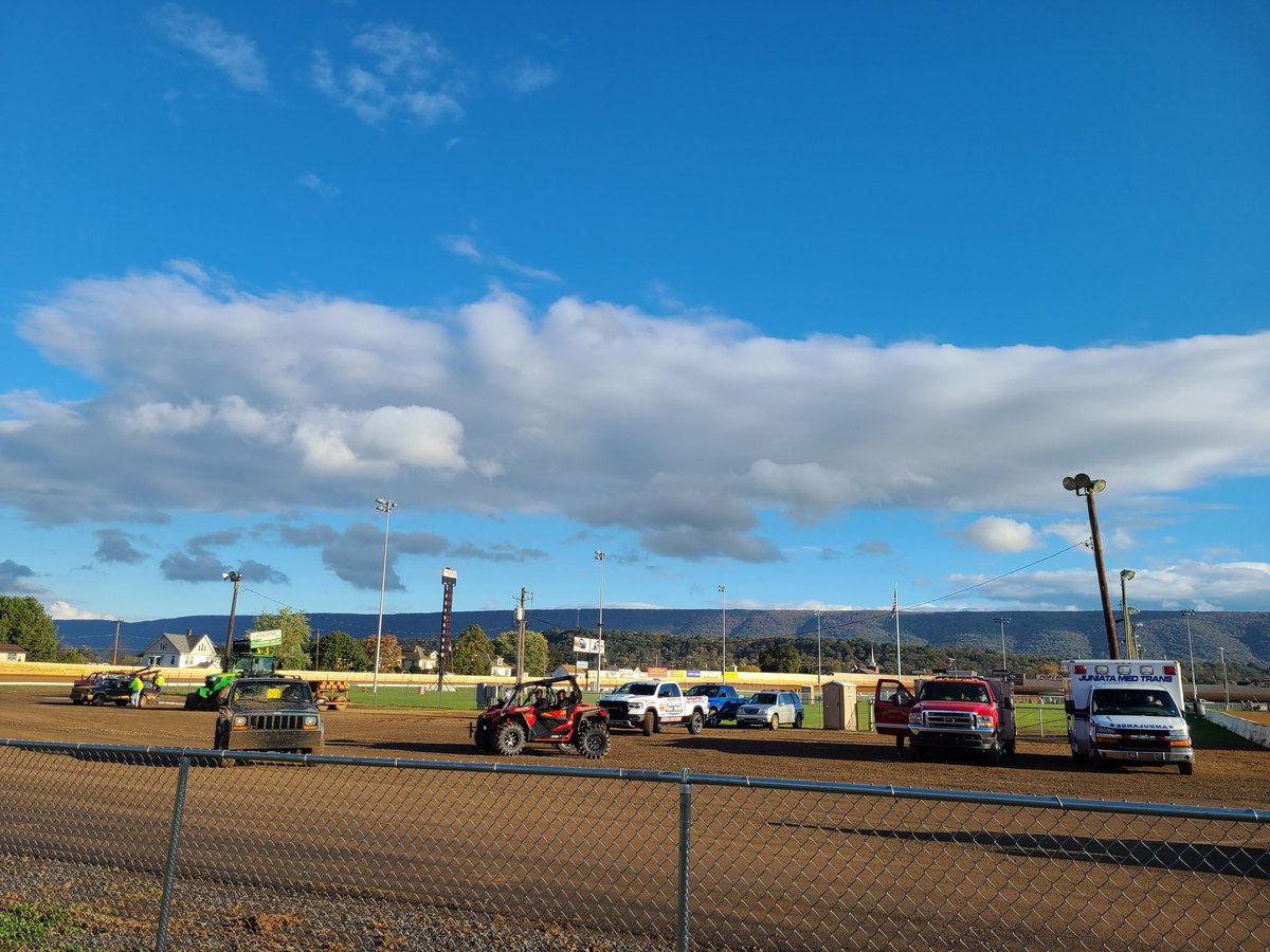 EmilyWinslow's tweet photo. Turned out to be a beautiful afternoon @PortRoyalSpdway for the #BlueCollarClassic https://t.co/FeLk0IC9zg