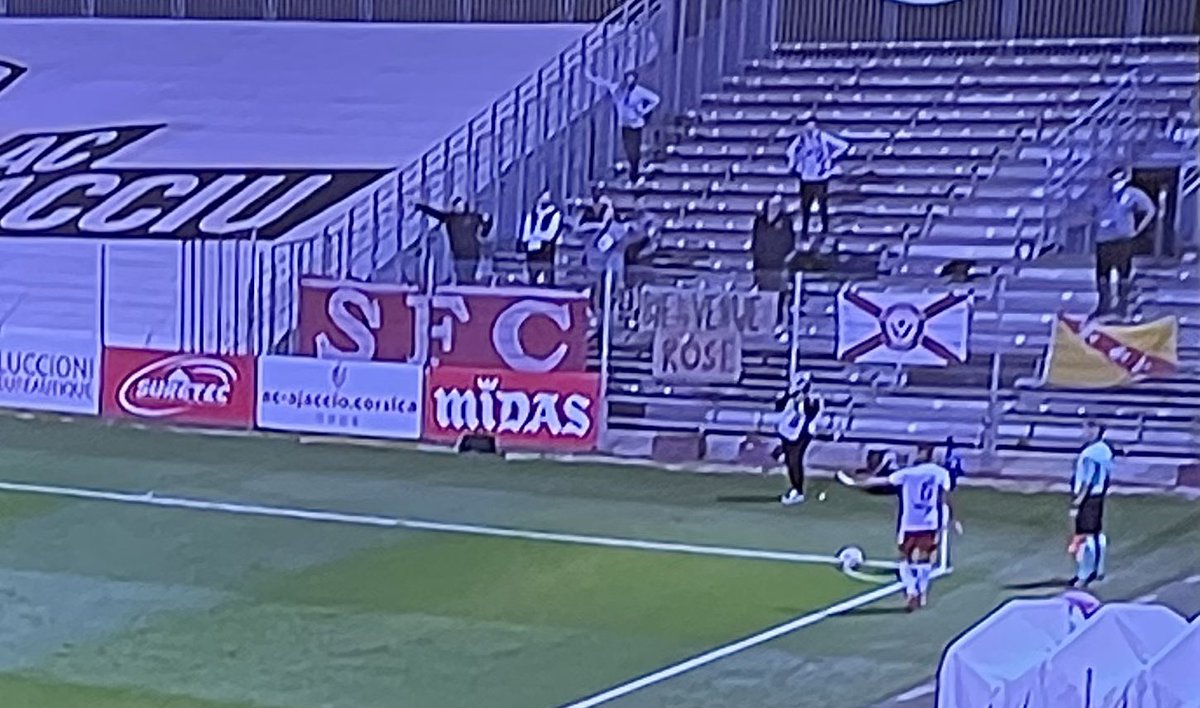 asnlfans's tweet photo. Énorme respect aux supporters Nancéiens présents à Ajaccio ce soir. Près de 1200 Kms pour encourager nos joueurs !! 👏🏻🔴⚪️ #SFC #ACAASNL https://t.co/UJL1IHm0co