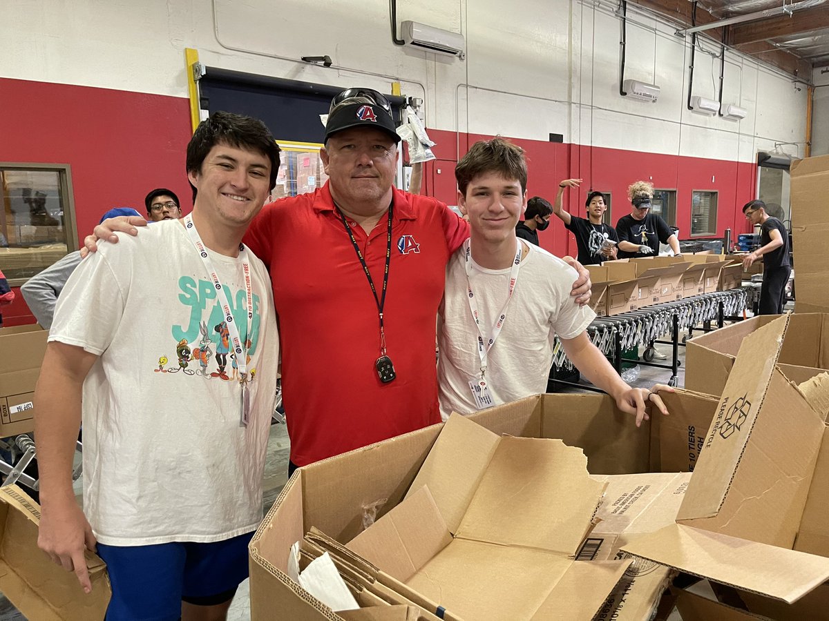 NatlTightEndDay's tweet photo. While serving at @StMarysFoodBank players &amp; coaches at @ArcadiaTitansFB pledged to take #43KeySeconds to make sure they have clear hands, clear eyes and clear mind before driving. Join them in taking the pledge on #NationalTightEndDay on 10/29. 

#MoreThanAGame #BeRelevant https://t.co/taSs7qV7UJ