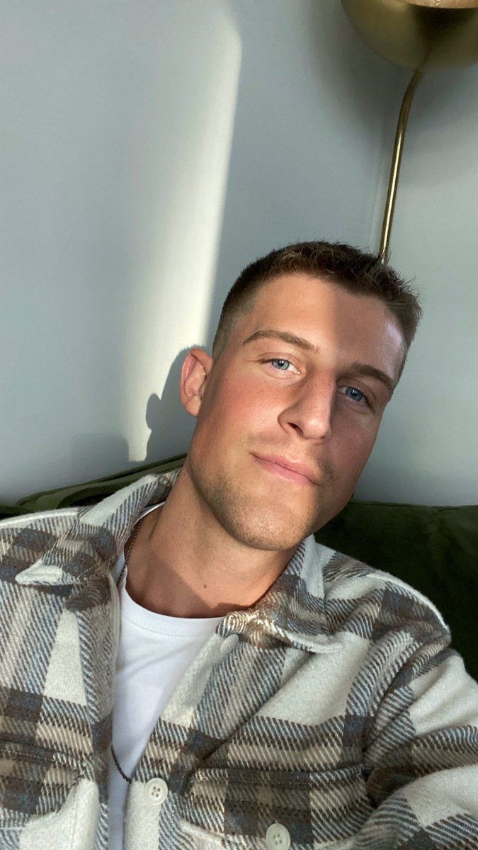 colynelliott's tweet photo. stream Easy On Me https://t.co/nZcFn2QDus