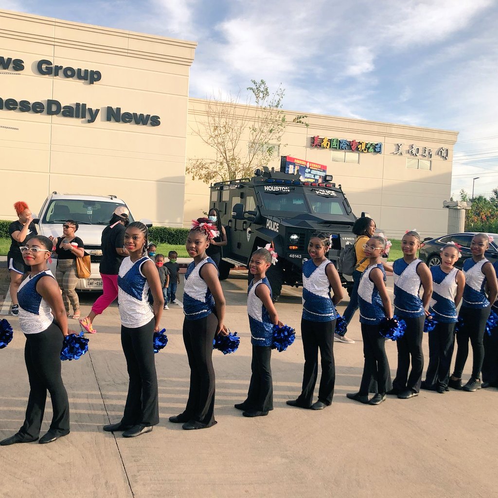 DanceFusion9's tweet photo. Budewig intermediate dance fusion performs  at the Alief international parade  
 @budewigbulldogs
@Taralarkins5 @AliefISD https://t.co/h2db6uB72M