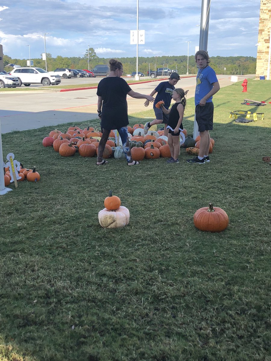 Miller_MHS's tweet photo. The NHS pumpkin patch is still happening until 6pm @LakeCreekHS Better hurry the pumpkins are going fast! @CreekHonor @PhilTweaton @StoweFoSho @FlemingInTheDen @giffwhitehead https://t.co/b00zfJ7YKW
