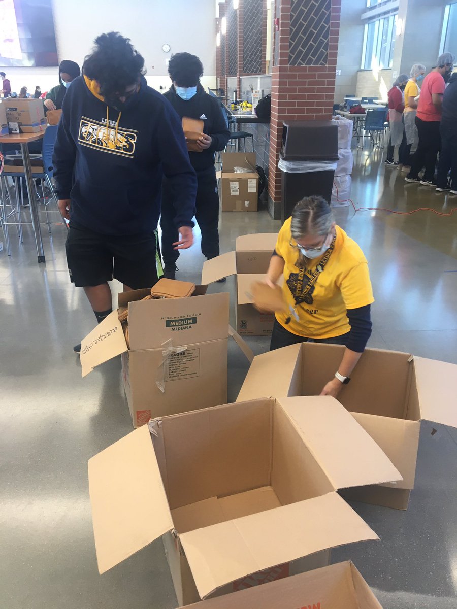 ksobieski212's tweet photo. Your friends in service #keyclub and #classof2023 participating in #MADD #leydenpride @Zapata__Melissa @Annettemill511 https://t.co/msACaHeXfY