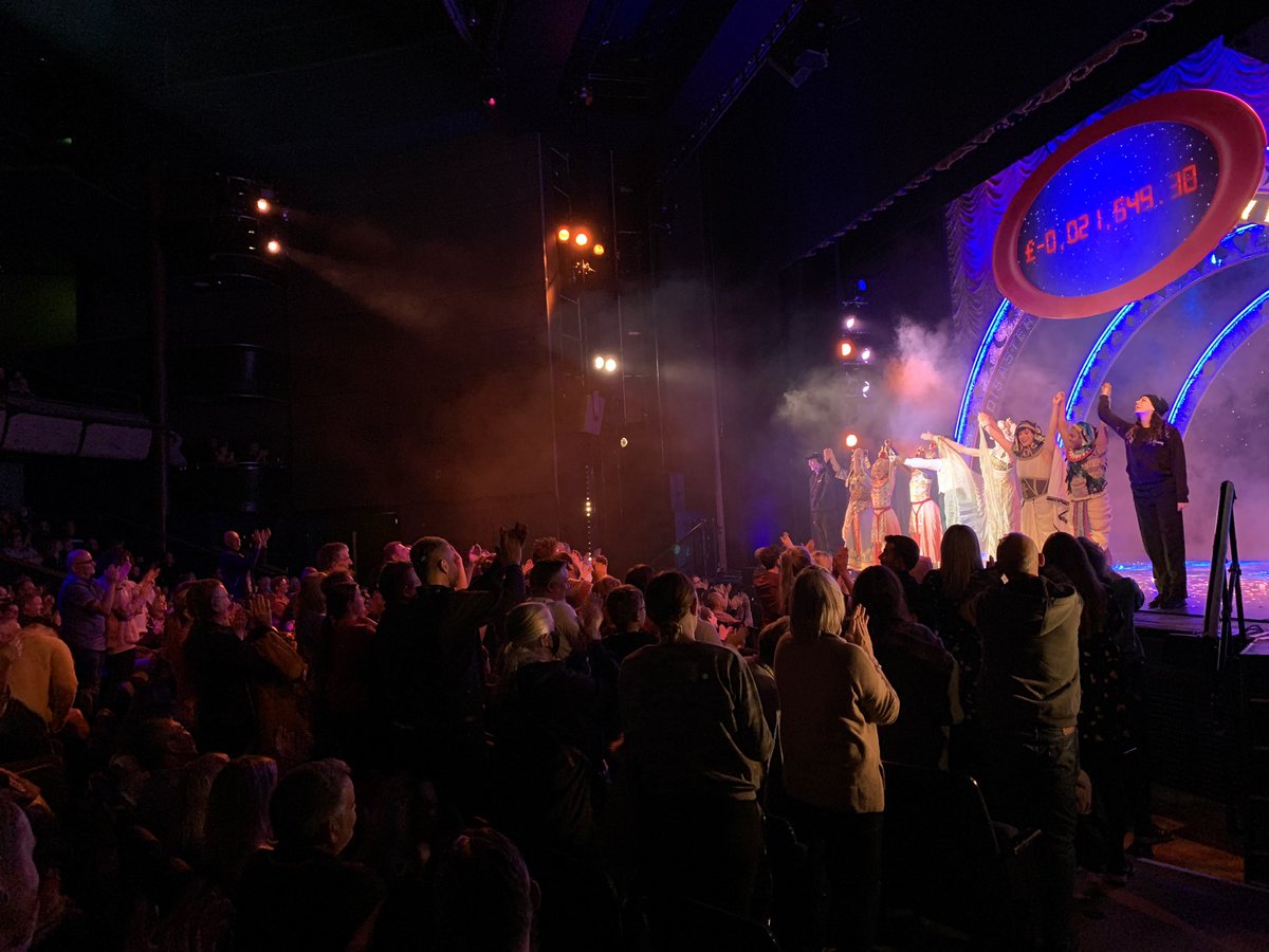 An amazing last show in <a href="/MKTheatre/">Milton Keynes Theatre</a> with <a href="/magicgoeswrong/">Magic Goes Wrong</a> over a thousand people in and all on their feet at the end #livetheatre #touring #miltonkeynes <a href="/mischiefcomedy/">Mischief</a> @Kennywaxltd