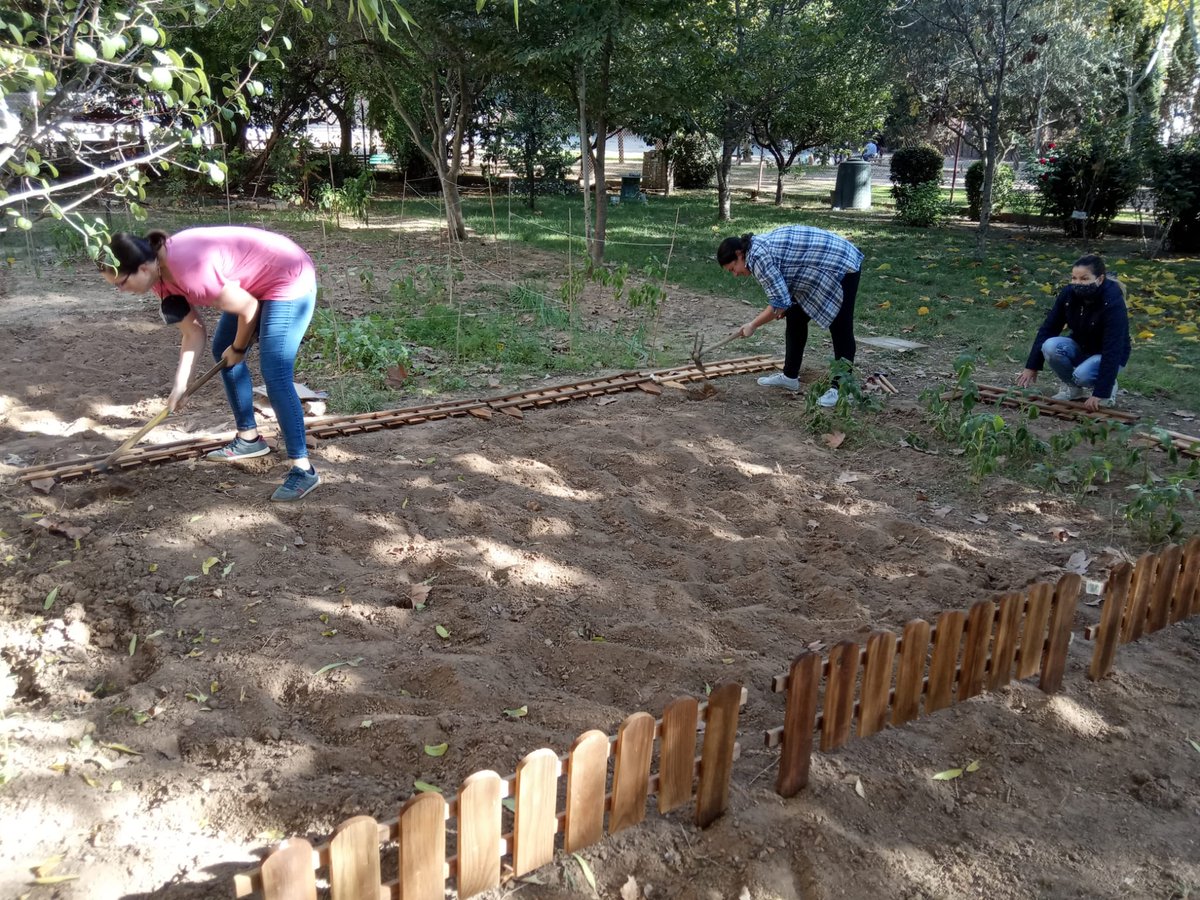 afamontessori's tweet photo. Avui bricotrobada de famílies de @montessorirubi per continuar el nostre projecte al pati, un espai que tant ens agrada i els agrada, als protagonistes de tots els nostres moviments, els nostres fill/es. #rubicity https://t.co/9ftKhERXoX