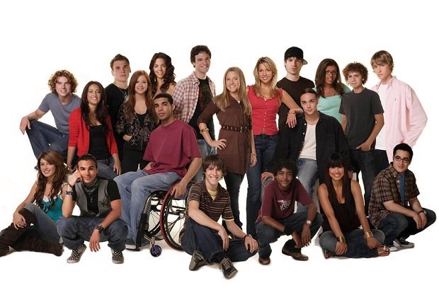 IzlingtonP's tweet image. Happy #20thanniversary #degrassithenextgeneration #since2001 #20years I seen the show we hen I was 8 or 9 on @ctv and was seen on @tfocanada @thecw #mtv @muchofficial 

The show priemiered on October 14, 2001 on ctv #20yearsago #00snostalgia #00s #degrassicharacters #fans #00stv