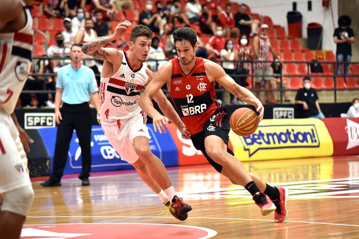 FlaBsktStats's tweet photo. A vitória de hoje, por 25pts, foi a maior da história do confronto, para ambos os lados.

A maior vitória do São Paulo foi um 80-68 (12pts) no Morumbi, no dia 8/12/2020. A maior do Flamengo era um 93-74 (19pts) no ginásio do Paulistano, no dia 23/01/2021.

📸 Foto: LNB https://t.co/BDIbZxwoUH
