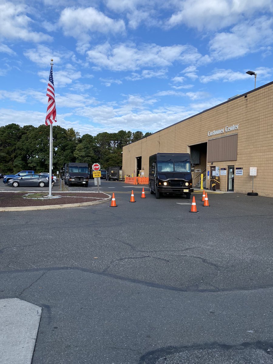UPSManJohn's tweet photo. Today’s #SaturdaySafety was about how to avoid hitting stationary objects. Practice #SafeSix by leaving a 6’ cushion between your vehicle and stationary objects when possible. #LiveSafely can you get through the turn without knocking off the tennis balls? https://t.co/lcalsFOAcT