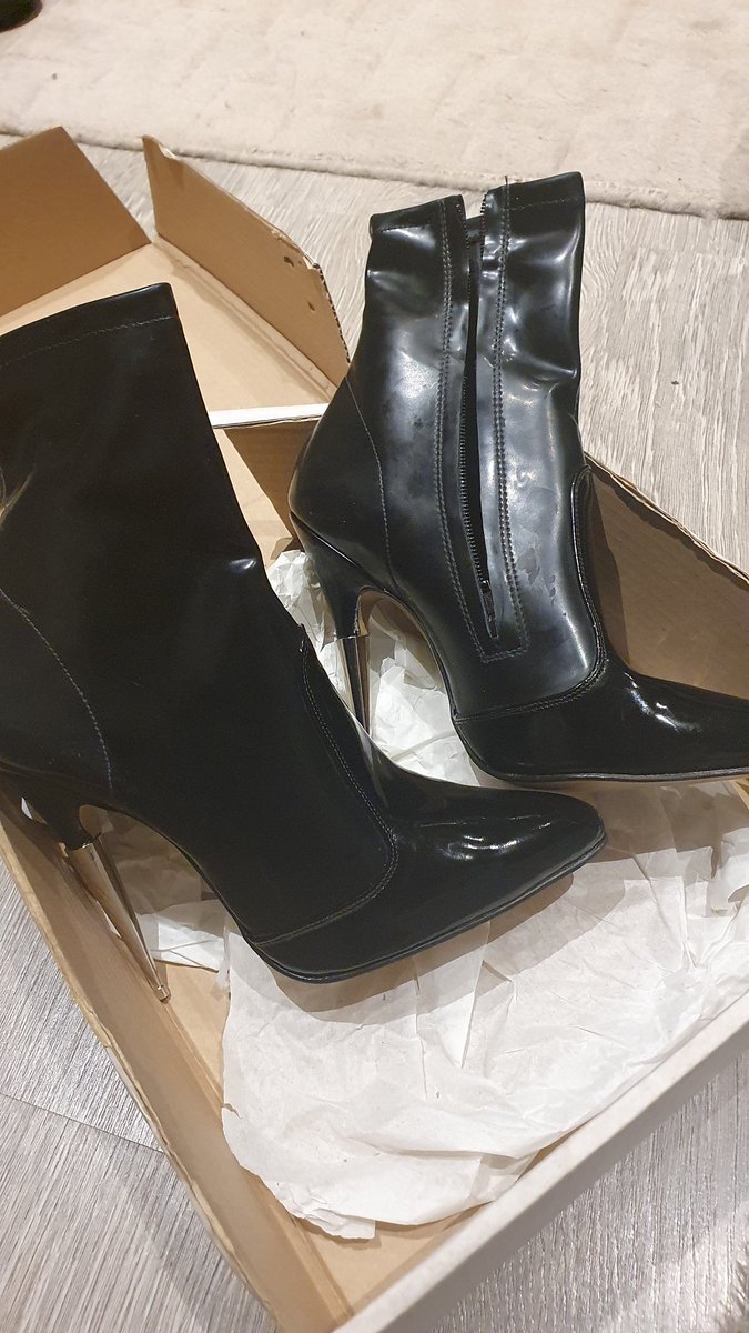 bound2one's tweet photo. Boot worship customs videos are open to enquire. These rubber boots are needing your attention.
#bootworship #footworshi̇p #rubber #feet #boots #worship #trample #domme #mistrsss https://t.co/fpmdqpfDTz