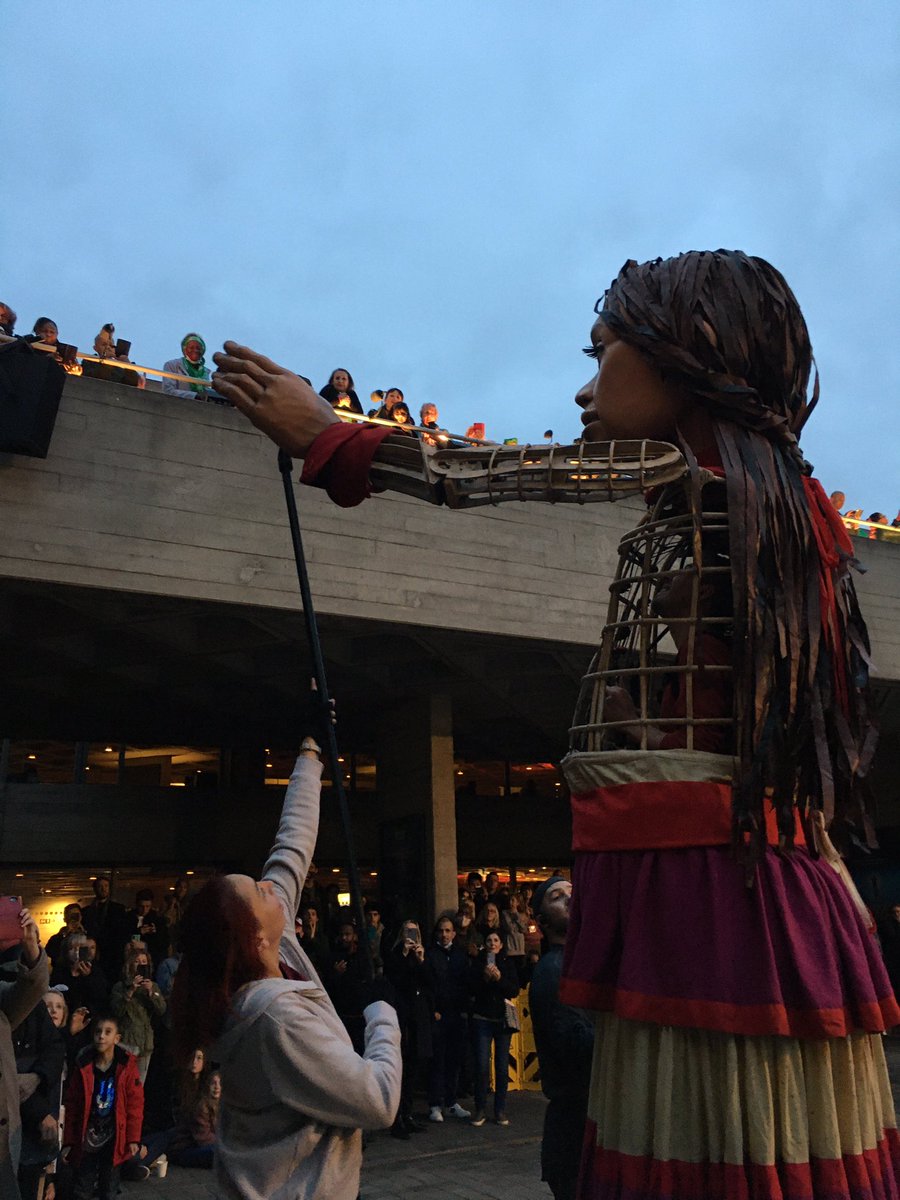 IzzyCotterill's tweet photo. An incredibly moving evening seeing #LittleAmal from the @NationalTheatre to @SomersetHouse - awe-inspiring to watch and walk with the crowd. Total magic✨ @walkwithamal @GoodChanceCal https://t.co/SLSGitoQ2m