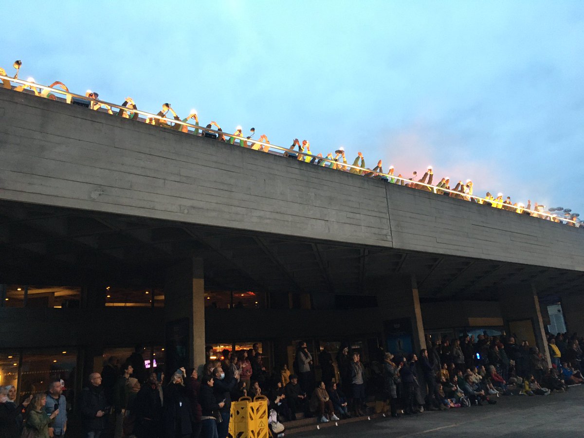 IzzyCotterill's tweet photo. An incredibly moving evening seeing #LittleAmal from the @NationalTheatre to @SomersetHouse - awe-inspiring to watch and walk with the crowd. Total magic✨ @walkwithamal @GoodChanceCal https://t.co/SLSGitoQ2m