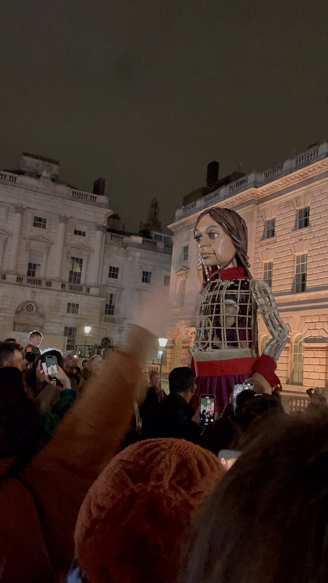 IzzyCotterill's tweet photo. An incredibly moving evening seeing #LittleAmal from the @NationalTheatre to @SomersetHouse - awe-inspiring to watch and walk with the crowd. Total magic✨ @walkwithamal @GoodChanceCal https://t.co/SLSGitoQ2m