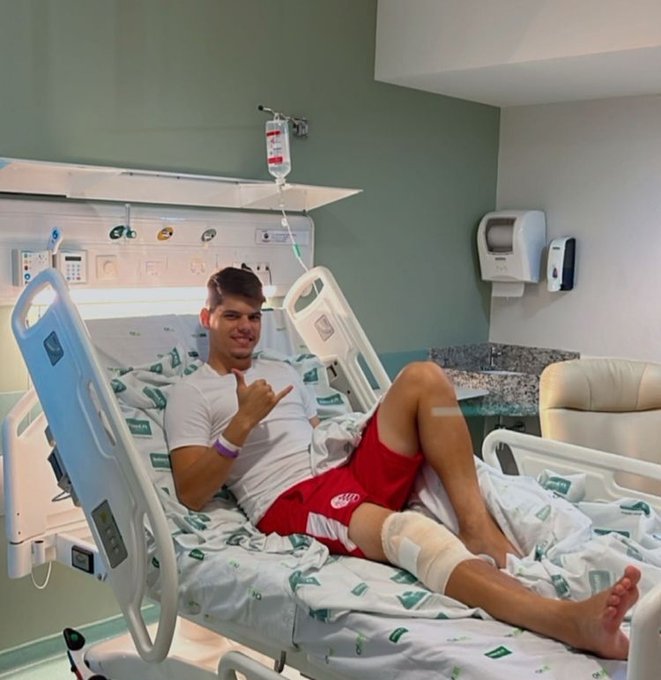 Lucas Paraíba teve o joelho operado neste sábado (23) e vai iniciar o tratamento para voltar aos campos. Foto: Náutico/Twitter