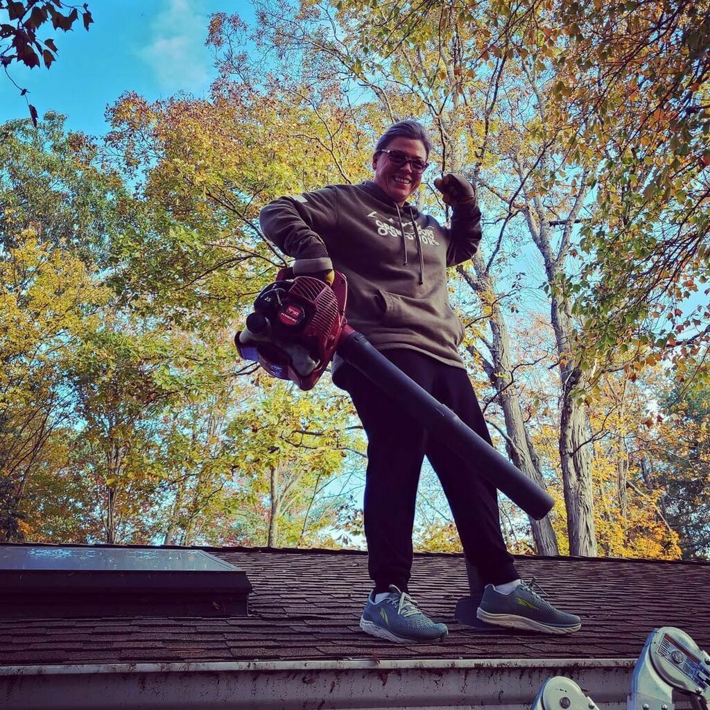 🎵Up on the Roof…🎵

Fall. Cleaning leaves. <a href="/jackielovesjon/">JackieLovesJon</a> is fearless! 💪 (at Glastonbury, Connecticut)

ift.tt/3noB8Tq