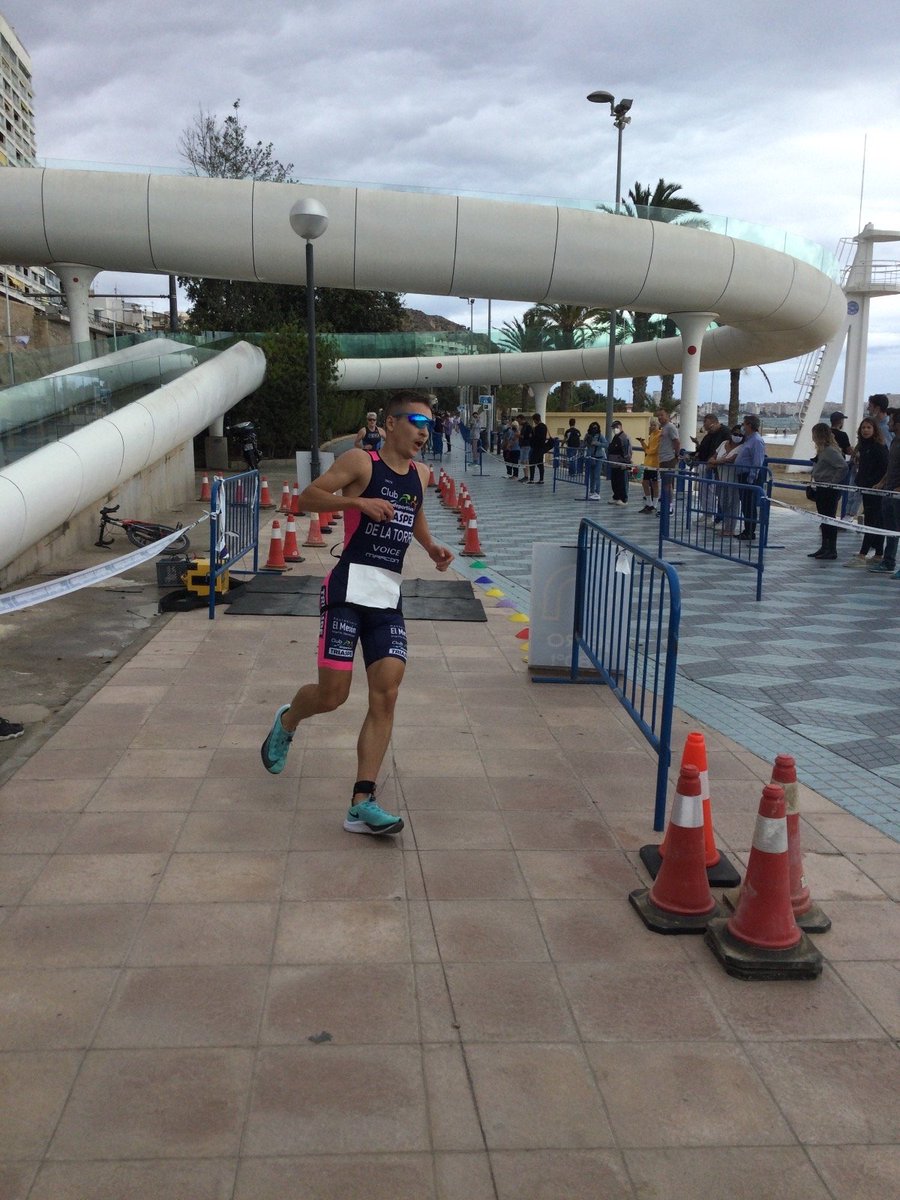 Triaspe_Aspe's tweet photo. Excelente y a su vez, sufrida actuación de nuestro triatleta Pedro de la Torre que disputó en Alicante el último triatlón sprint autonómico de la temporada, quedando en 2° lugar en su categoría Junior y 7º de la general donde hubo una participación de mas de 125 triatletas. https://t.co/1HdaqnNpLG