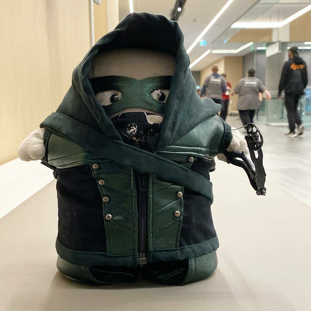 TheMariTimeLord's tweet photo. A good vigilante masks up, on multiple levels. So if you’re at #HalCon2021, swing by @outofthebroomclosethfx for all your masking needs!  Also, she makes me stuff sometimes, so give her money! 😂

#aditheadipose #cosplay #arrow #greenarrow #dc #dccomi… https://t.co/eFJ1HCnmDm https://t.co/5im16UO9Kr