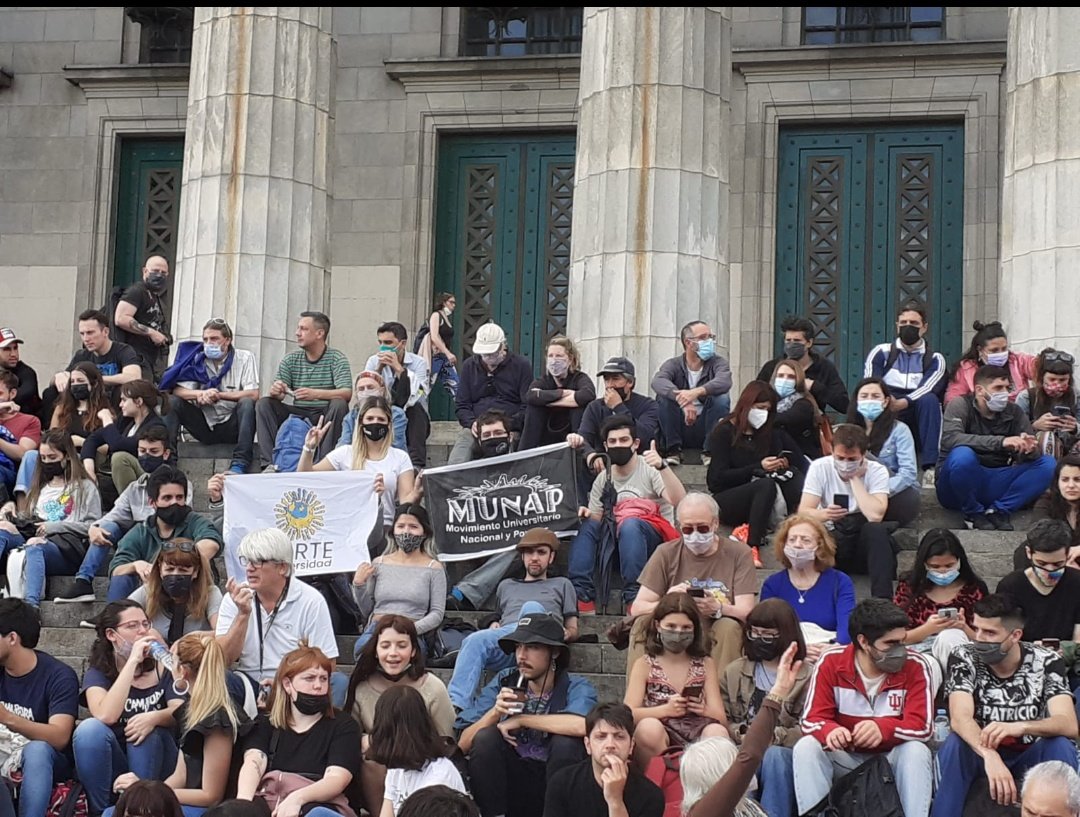 laucurra's tweet photo. Hoy en las escalinatas de Derecho UBA junto a @alvaro_linera las compañerxs @laritasosaa Presidenta del @NuevoCECSo_ y @aDanielaCh secretaria de inclusión de la FUBA https://t.co/ulkjSoEodk